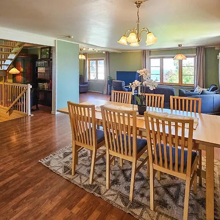Gorgeous In With Kitchen Holiday home